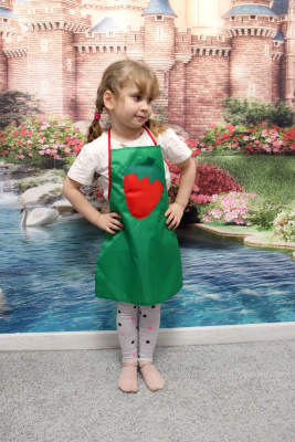 Детский фартук с аппликацией для творчества Клубника 