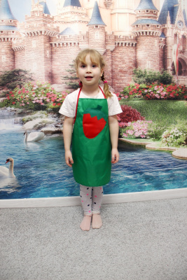 Детский фартук с аппликацией для творчества Клубника 